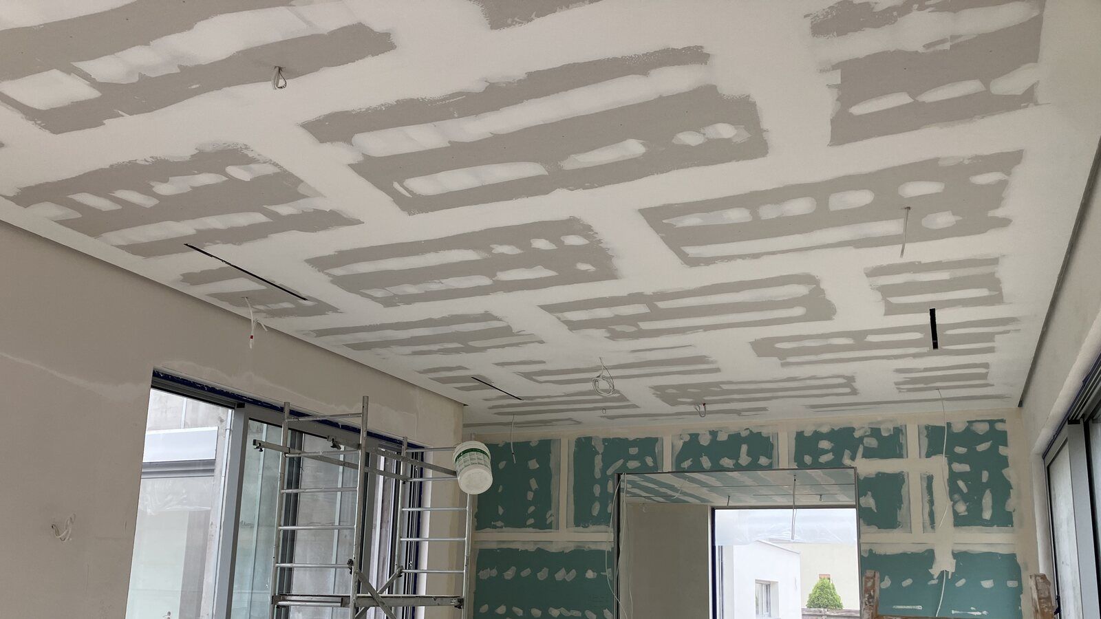 Sufit z płyt g-k z liniami LED w kilku kierunkach, przed szpachlowaniem